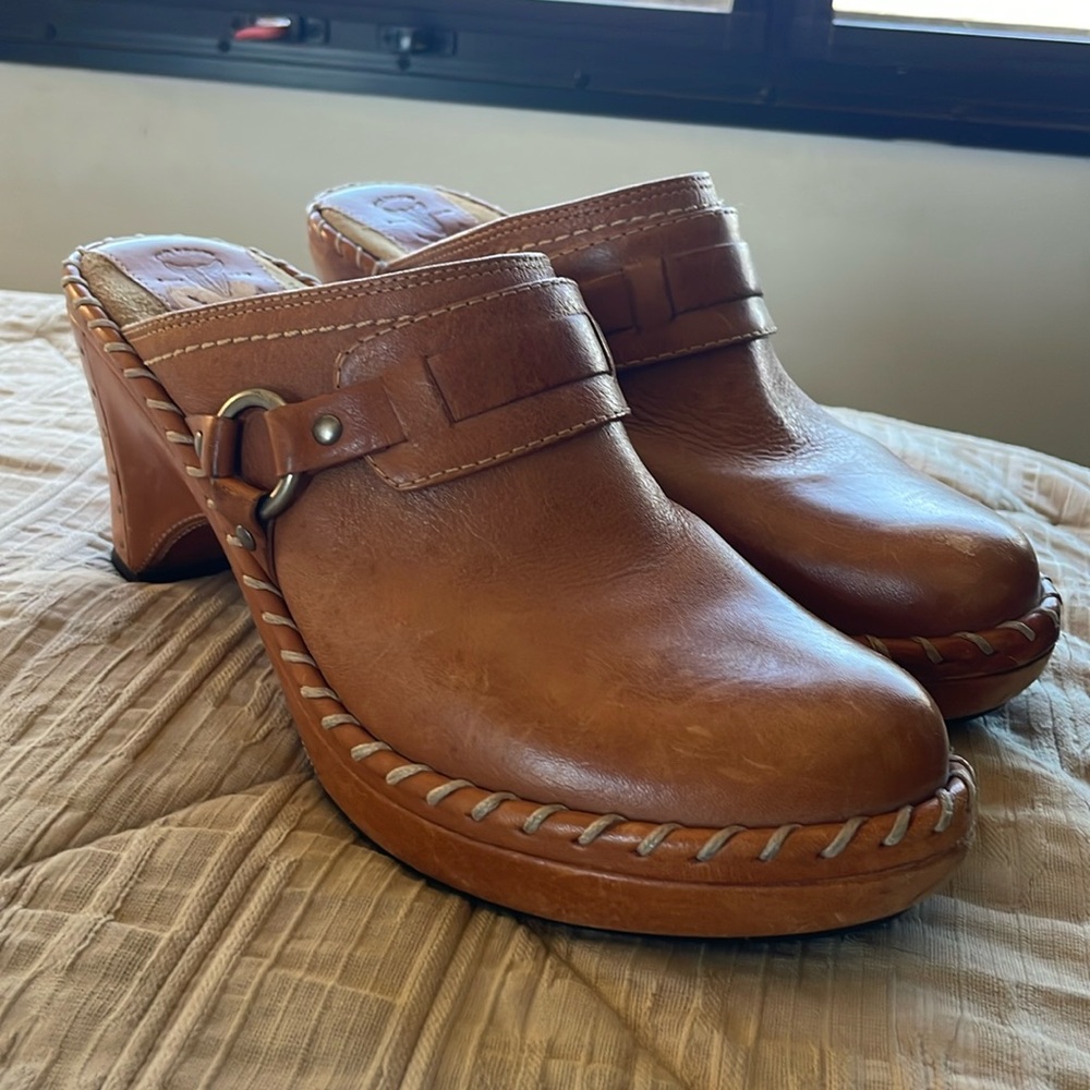 Like new 8.5 Frye clogs